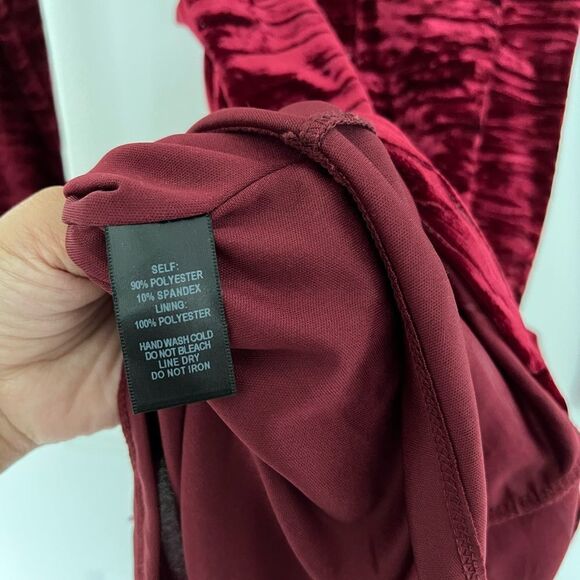 In a Gleam Burgundy Velvet Dress - Picture 7 of 7